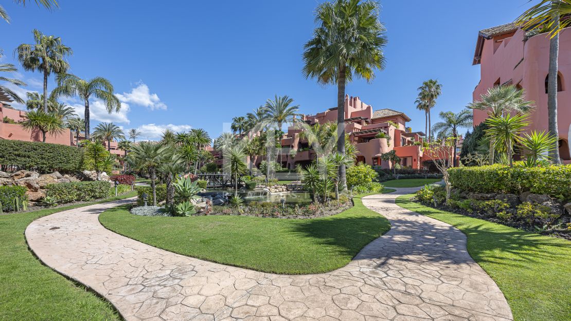 Sofisticado ático dúplex con sauna privada y vistas al mar