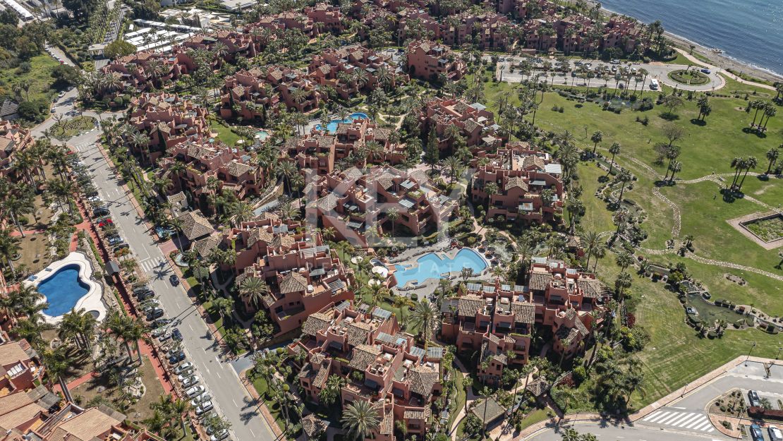 Sofisticado ático dúplex con sauna privada y vistas al mar