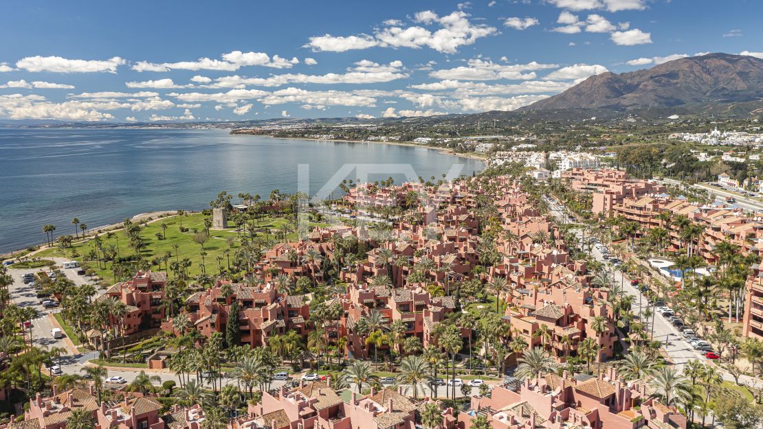 Sofisticado ático dúplex con sauna privada y vistas al mar