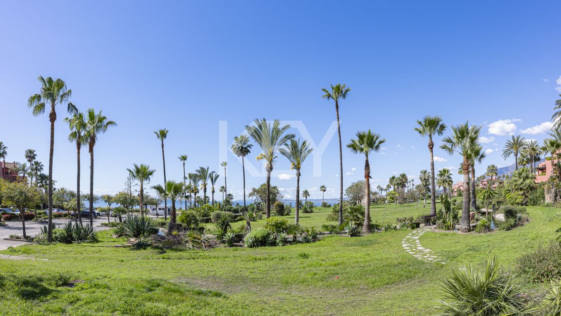 Sofisticado ático dúplex con sauna privada y vistas al mar