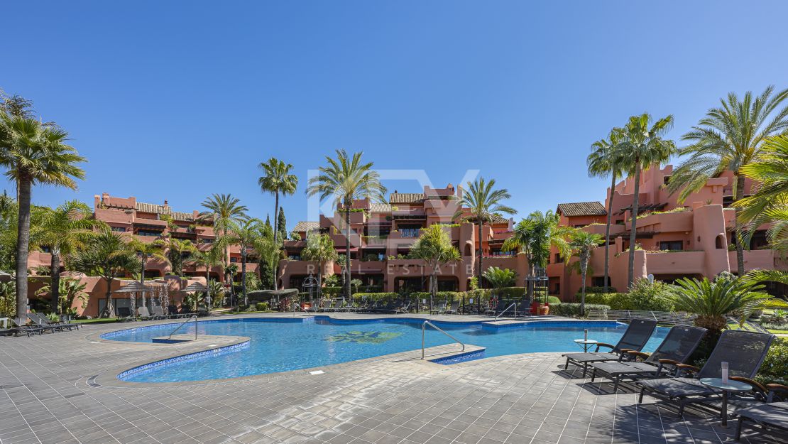 Sofisticado ático dúplex con sauna privada y vistas al mar