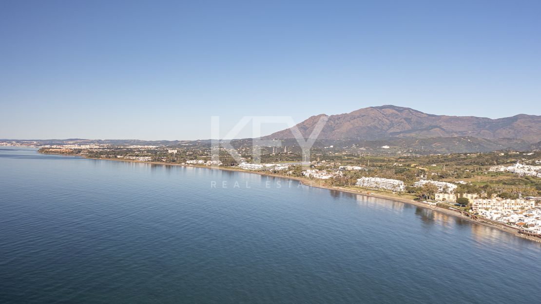 Sofisticado ático dúplex con sauna privada y vistas al mar