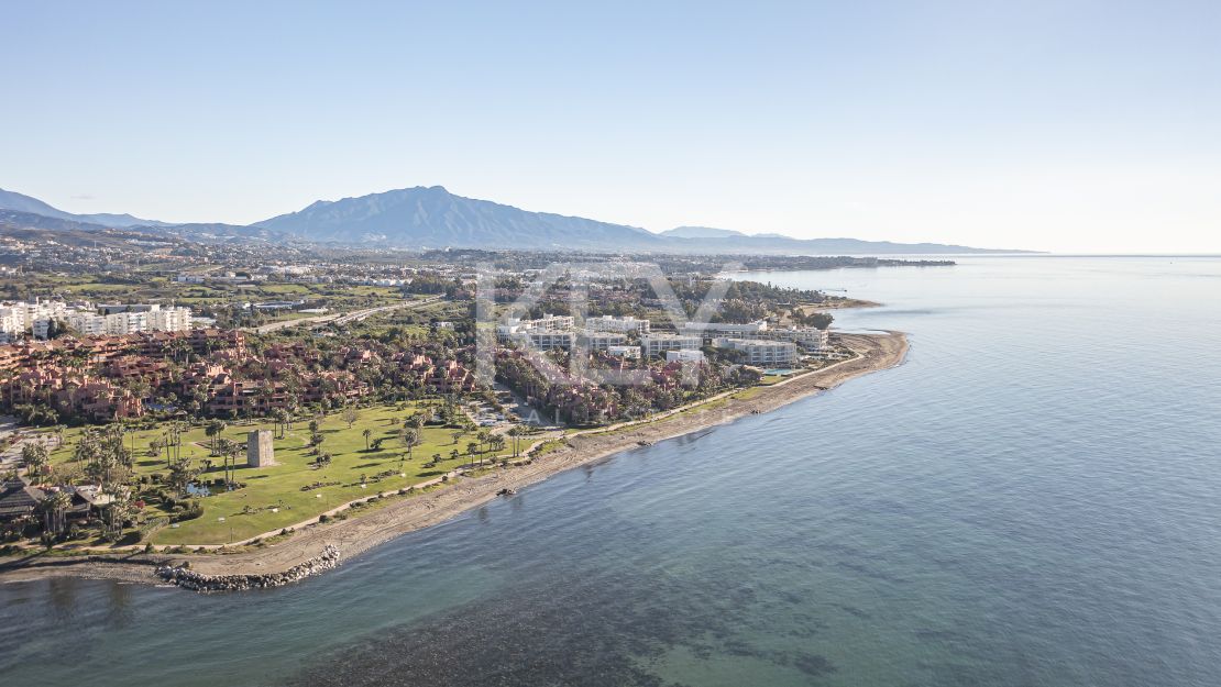 Sofisticado ático dúplex con sauna privada y vistas al mar