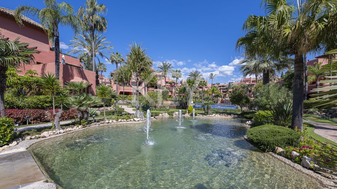 Sofisticado ático dúplex con sauna privada y vistas al mar