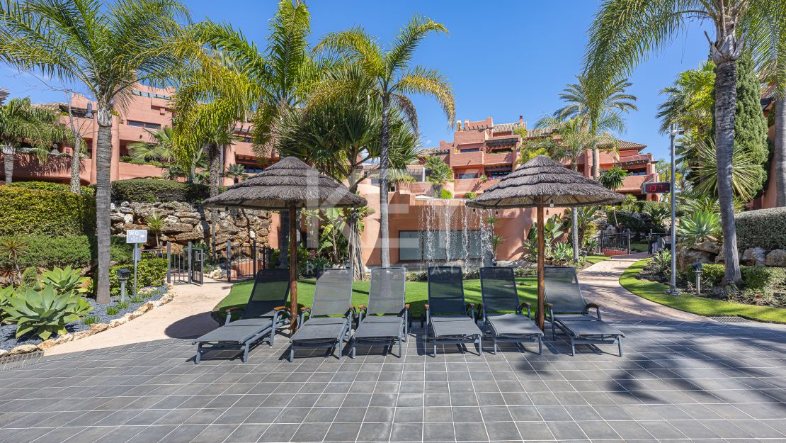 Sofisticado ático dúplex con sauna privada y vistas al mar