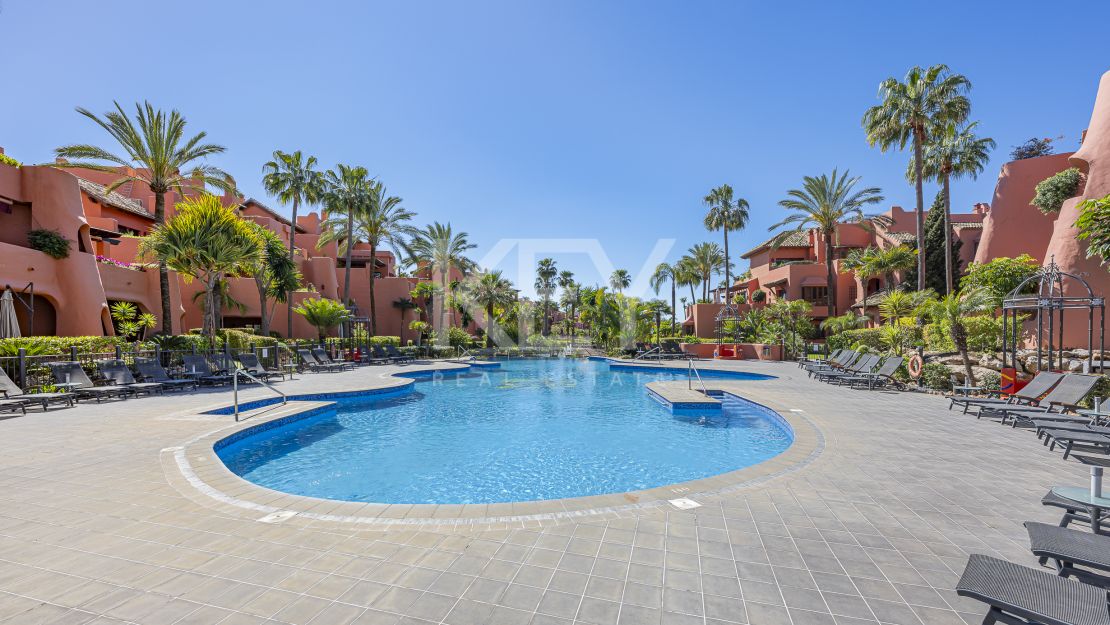 Sofisticado ático dúplex con sauna privada y vistas al mar