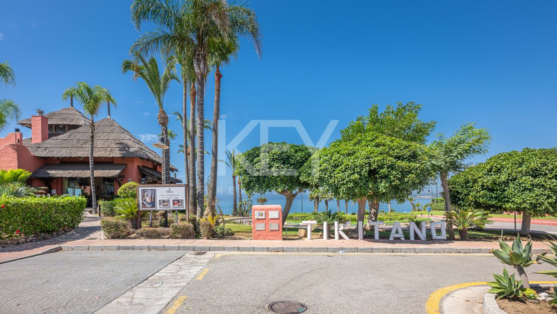 Sofisticado ático dúplex con sauna privada y vistas al mar