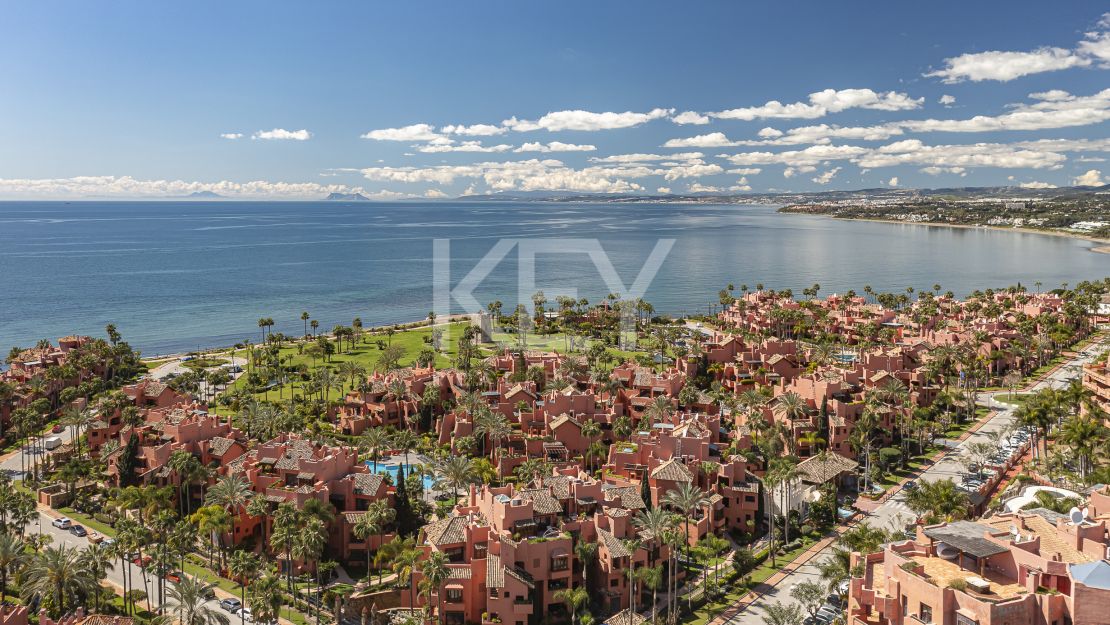 Sofisticado ático dúplex con sauna privada y vistas al mar