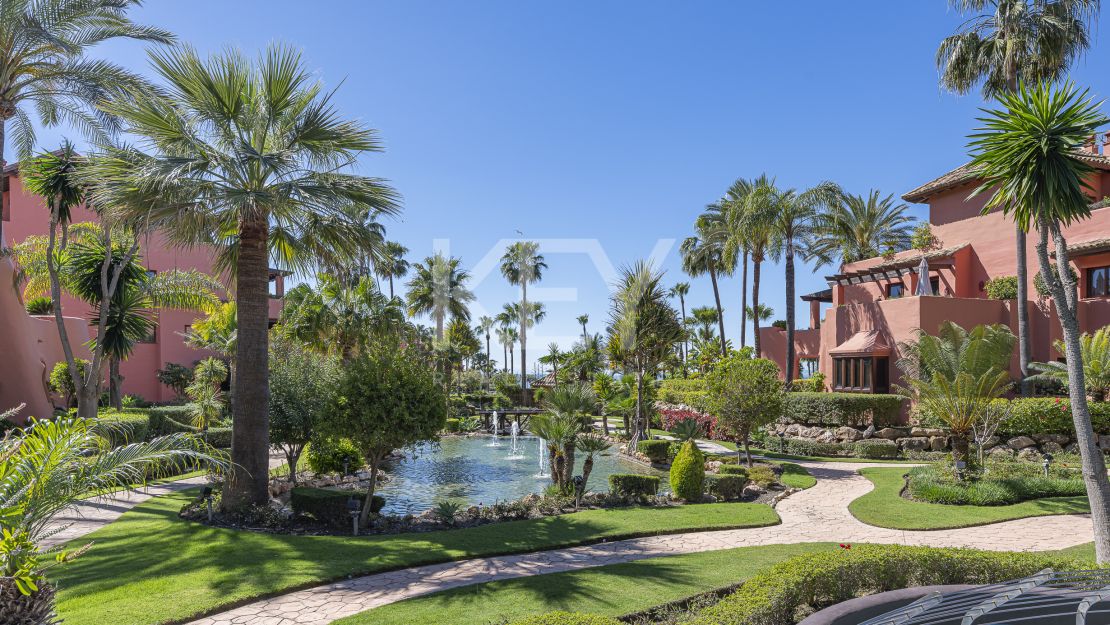 Sofisticado ático dúplex con sauna privada y vistas al mar