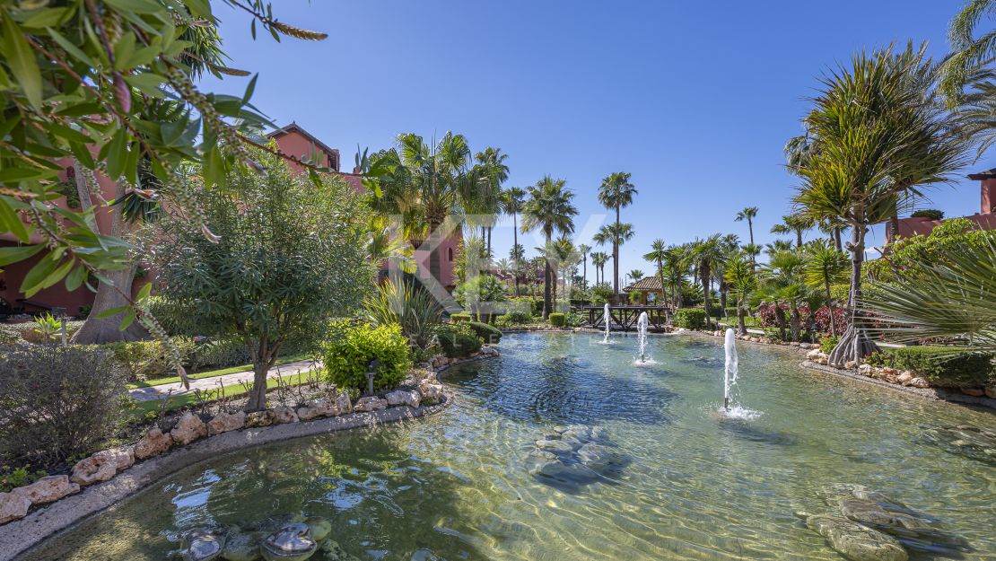 Sofisticado ático dúplex con sauna privada y vistas al mar