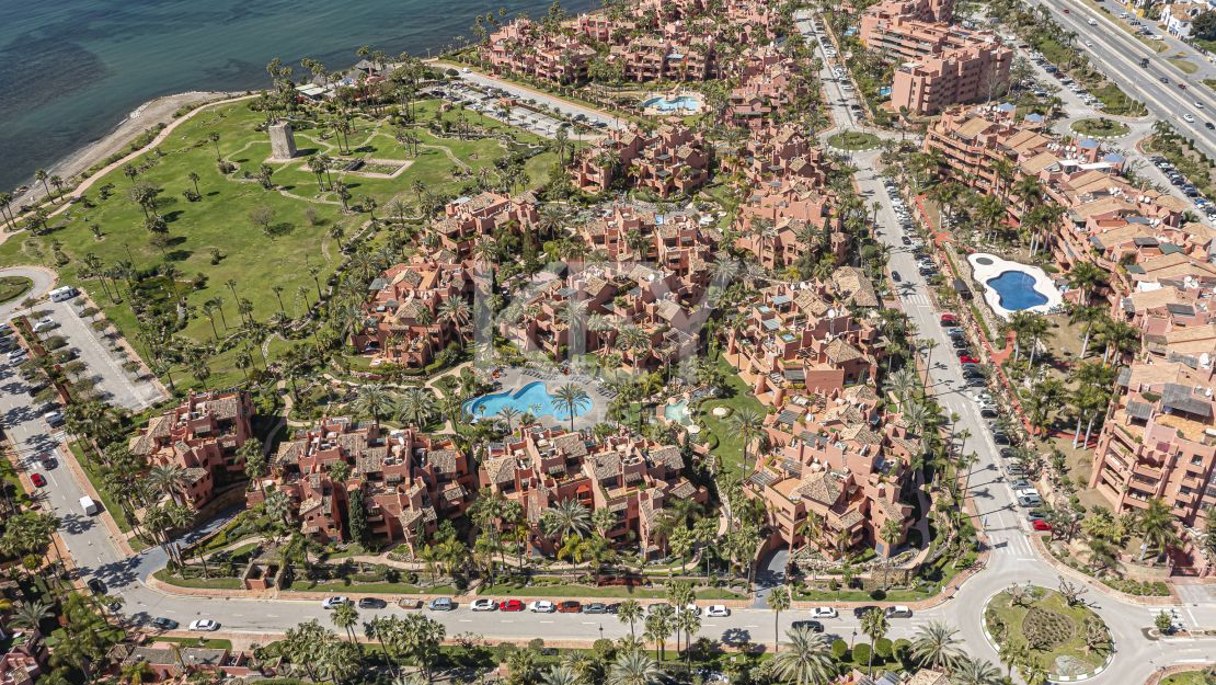 Sofisticado ático dúplex con sauna privada y vistas al mar