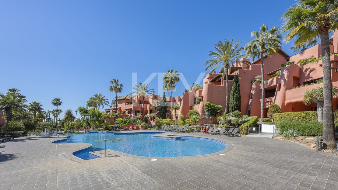 Sofisticado ático dúplex con sauna privada y vistas al mar