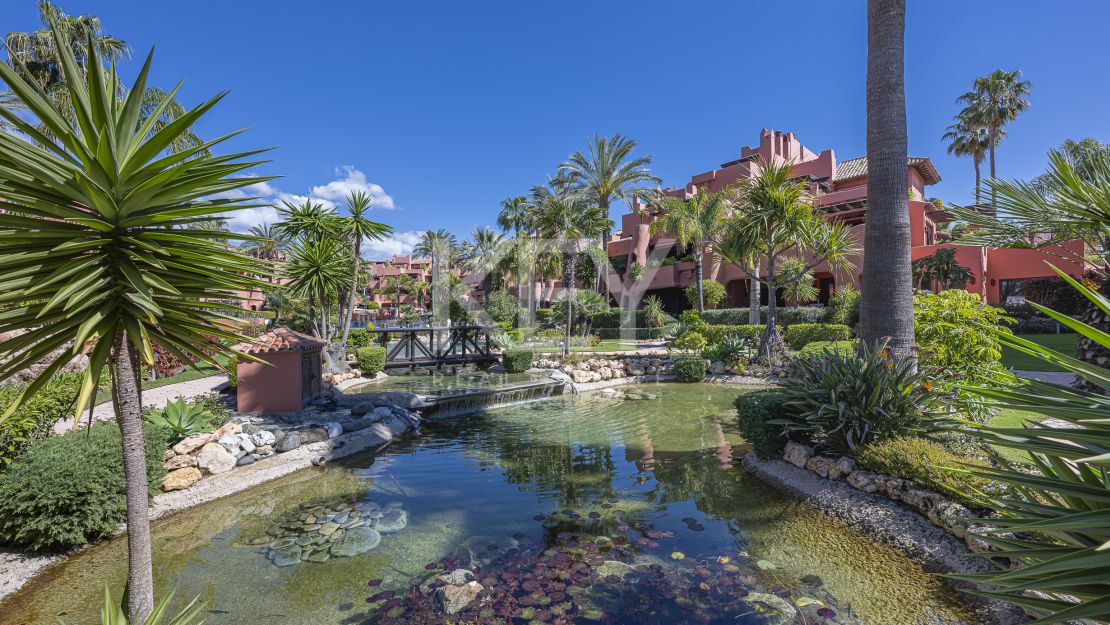 Sofisticado ático dúplex con sauna privada y vistas al mar