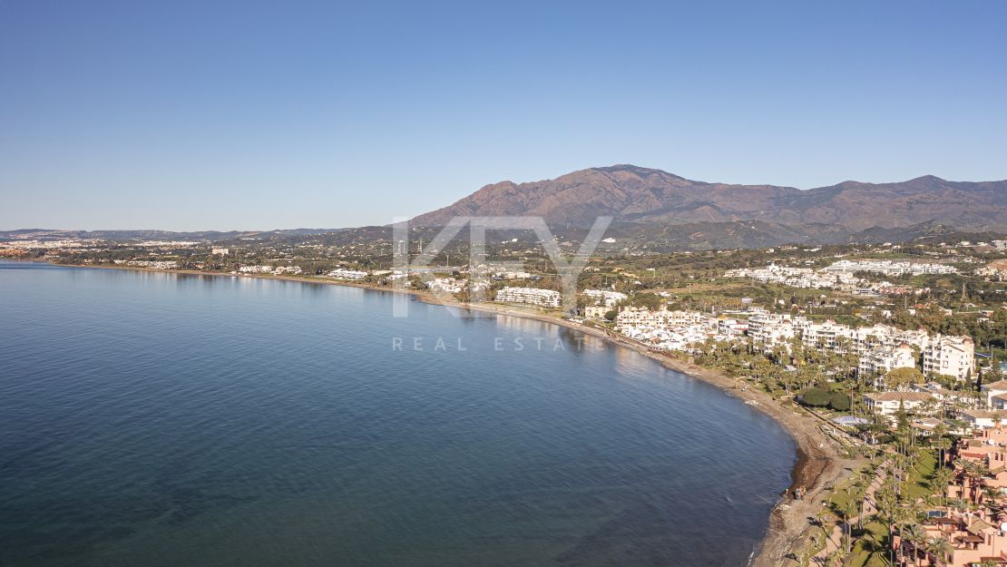 Sofisticado ático dúplex con sauna privada y vistas al mar