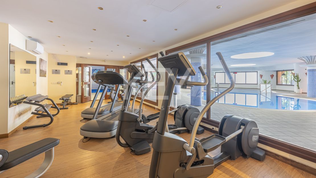 Sofisticado ático dúplex con sauna privada y vistas al mar