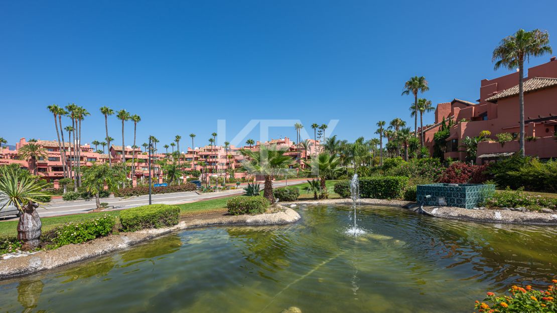 Sofisticado ático dúplex con sauna privada y vistas al mar