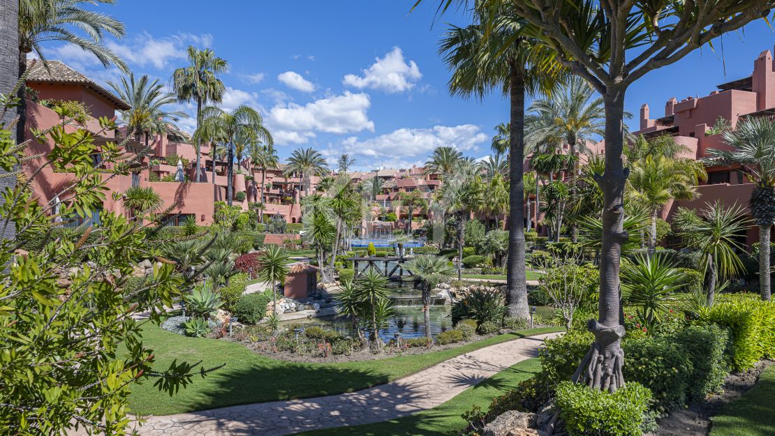 Sofisticado ático dúplex con sauna privada y vistas al mar