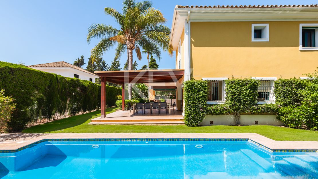 villa para alquiler de larga temporada de 6 dormitorios en Guadalmina baja
