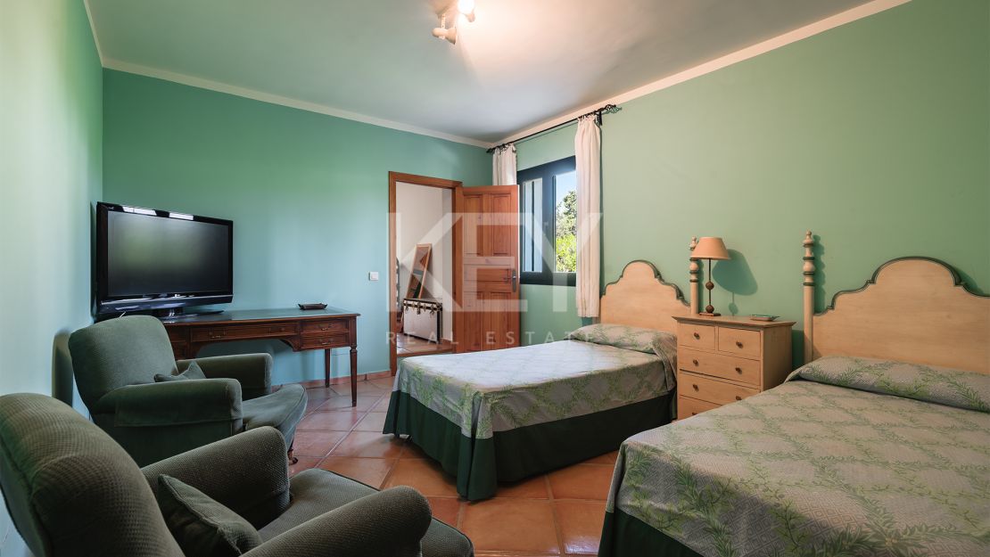 villa para alquiler de larga temporada de 6 dormitorios en Guadalmina baja