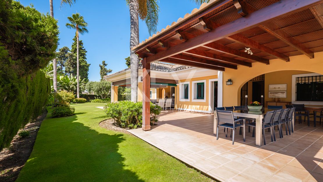 villa para alquiler de larga temporada de 6 dormitorios en Guadalmina baja