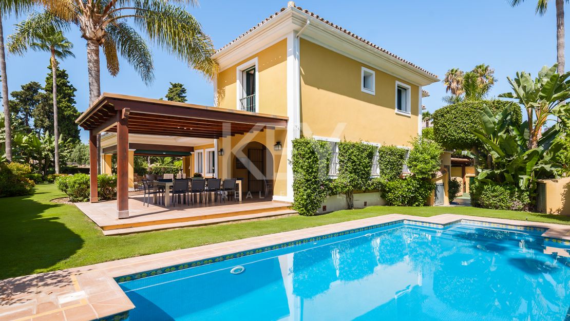 villa para alquiler de larga temporada de 6 dormitorios en Guadalmina baja