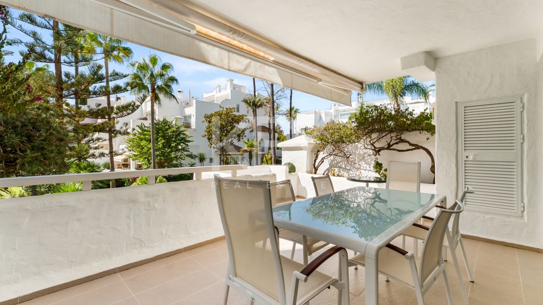 Elegante apartamento de 2 dormitorios con vistas al mar en Alhambra del Mar – Milla de Oro, Marbella