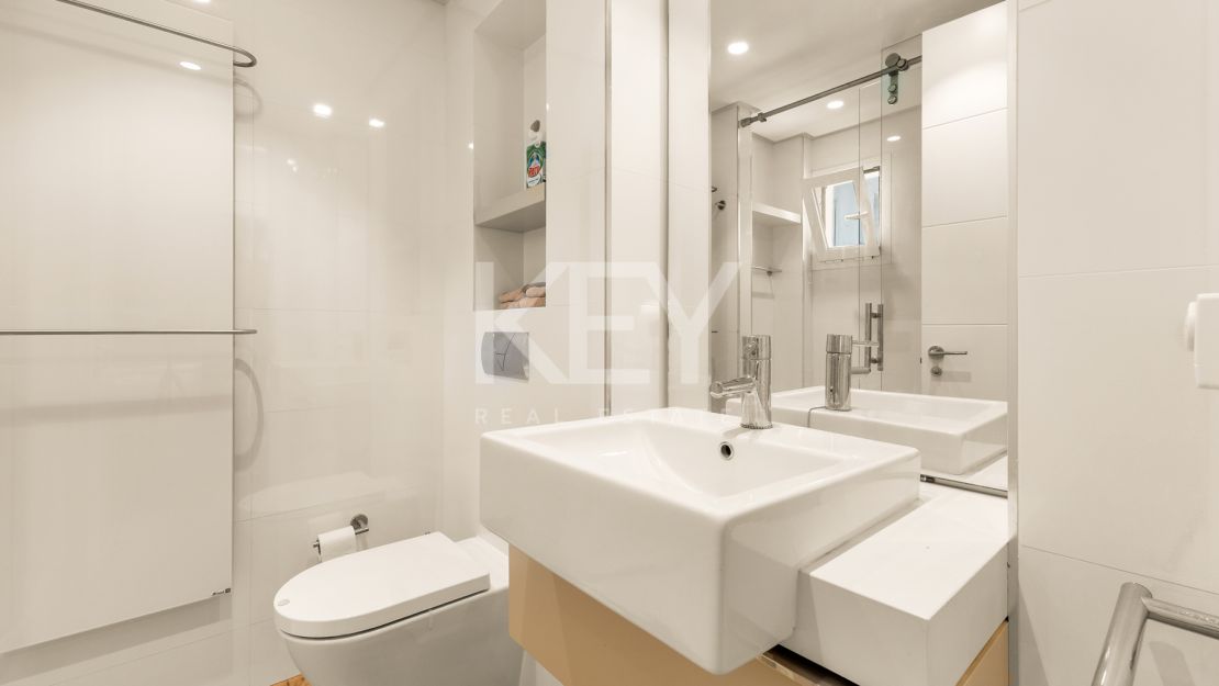 Elegante apartamento de 2 dormitorios con vistas al mar en Alhambra del Mar – Milla de Oro, Marbella