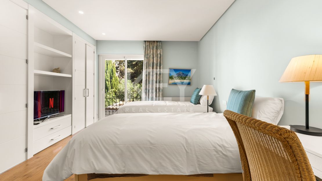 Elegante apartamento de 2 dormitorios con vistas al mar en Alhambra del Mar – Milla de Oro, Marbella