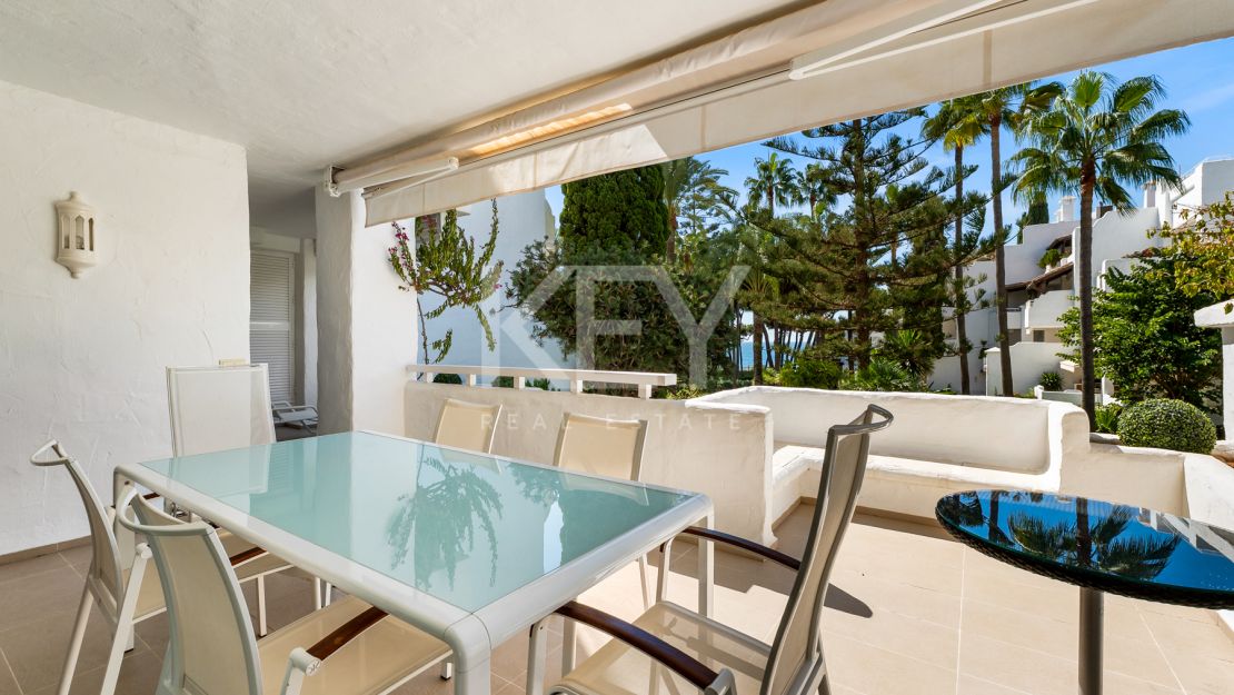 Elegante apartamento de 2 dormitorios con vistas al mar en Alhambra del Mar – Milla de Oro, Marbella