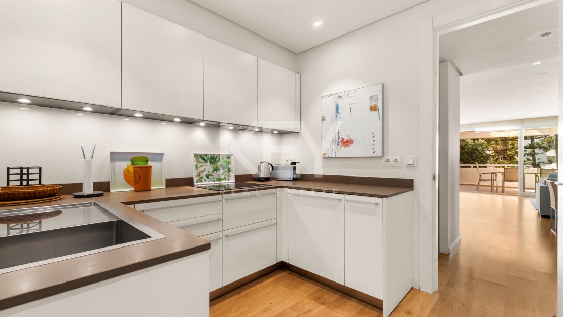 Elegante apartamento de 2 dormitorios con vistas al mar en Alhambra del Mar – Milla de Oro, Marbella