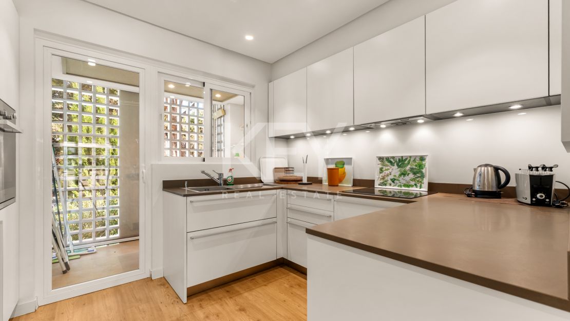 Elegante apartamento de 2 dormitorios con vistas al mar en Alhambra del Mar – Milla de Oro, Marbella