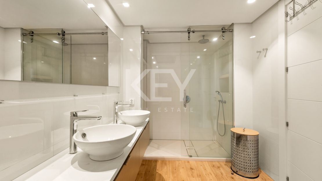 Elegante apartamento de 2 dormitorios con vistas al mar en Alhambra del Mar – Milla de Oro, Marbella