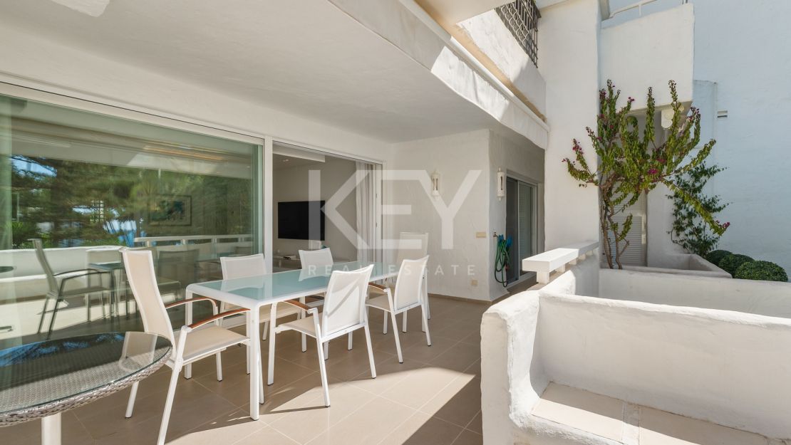 Elegante apartamento de 2 dormitorios con vistas al mar en Alhambra del Mar – Milla de Oro, Marbella