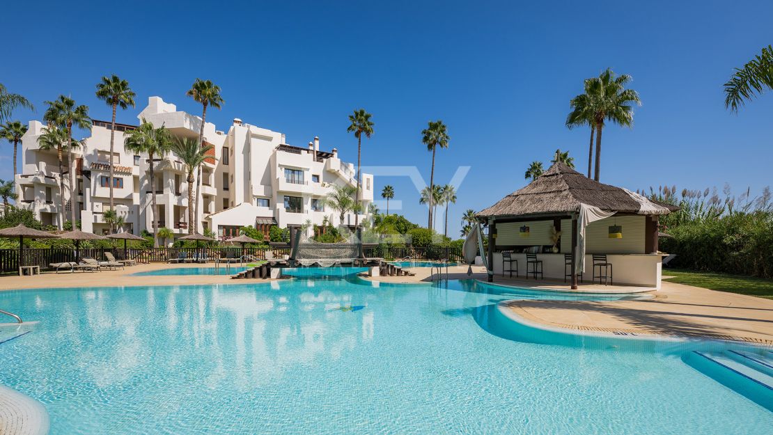 Apartamento junto a la playa con terraza privada y vistas al mar en Estepona