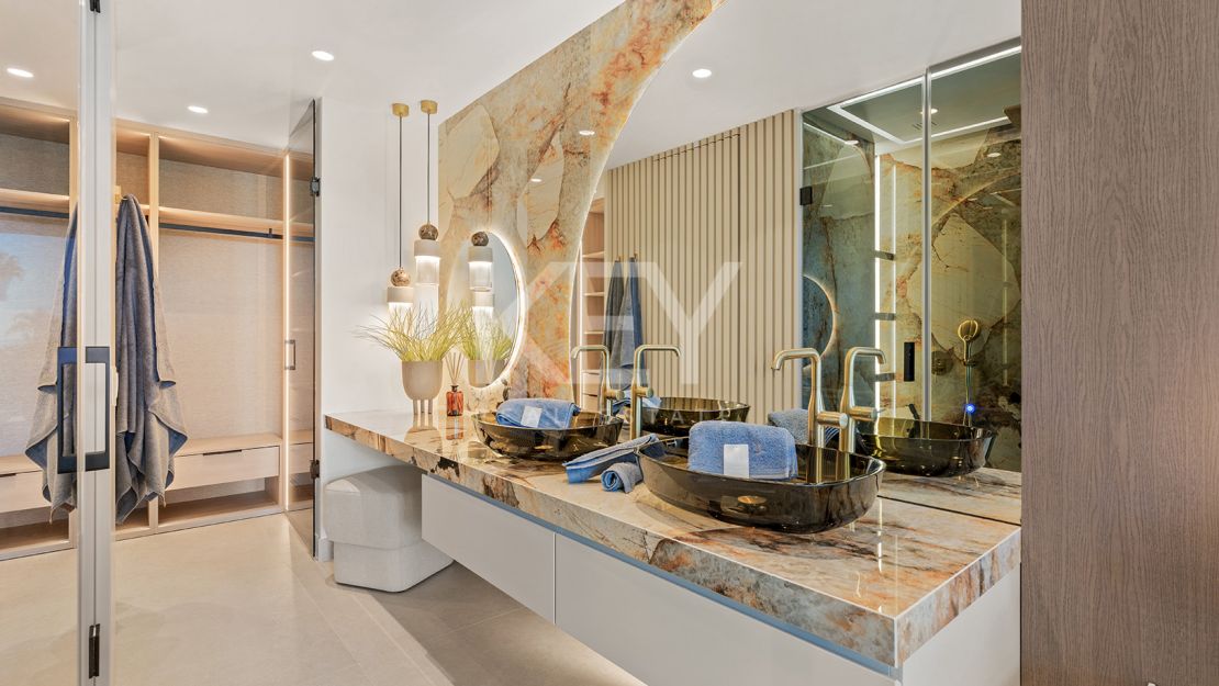 Apartamento junto a la playa con terraza privada y vistas al mar en Estepona