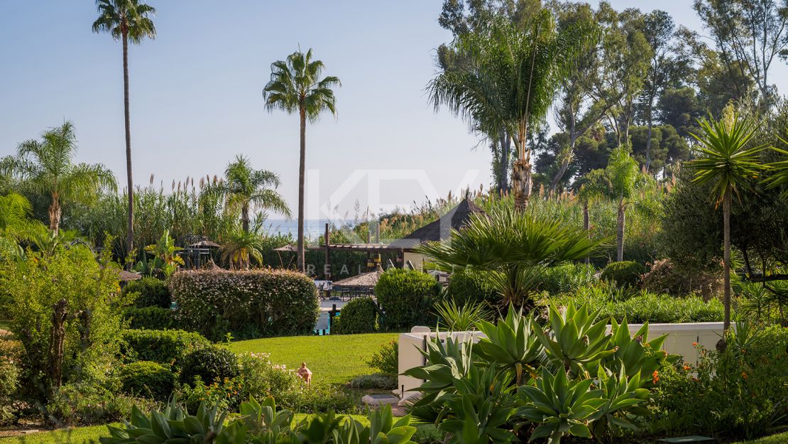 Apartamento junto a la playa con terraza privada y vistas al mar en Estepona