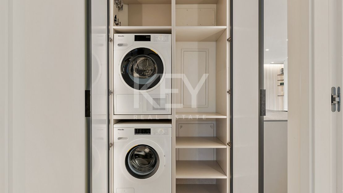 Apartamento junto a la playa con terraza privada y vistas al mar en Estepona