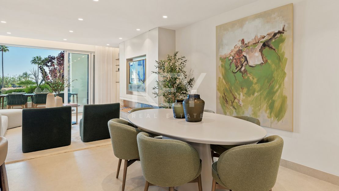 Apartamento junto a la playa con terraza privada y vistas al mar en Estepona