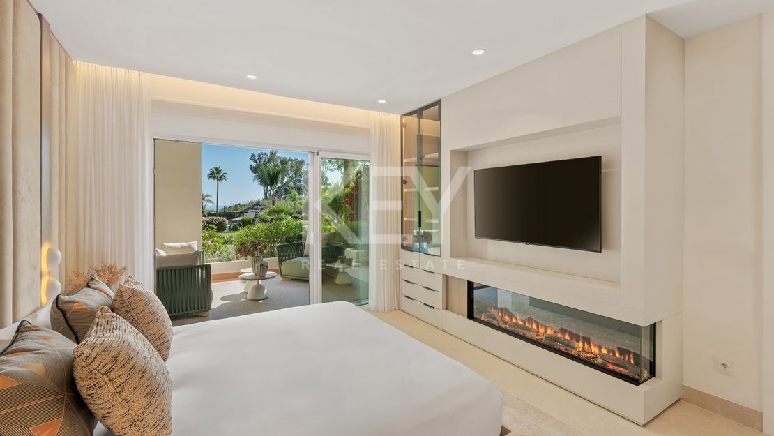 Apartamento junto a la playa con terraza privada y vistas al mar en Estepona