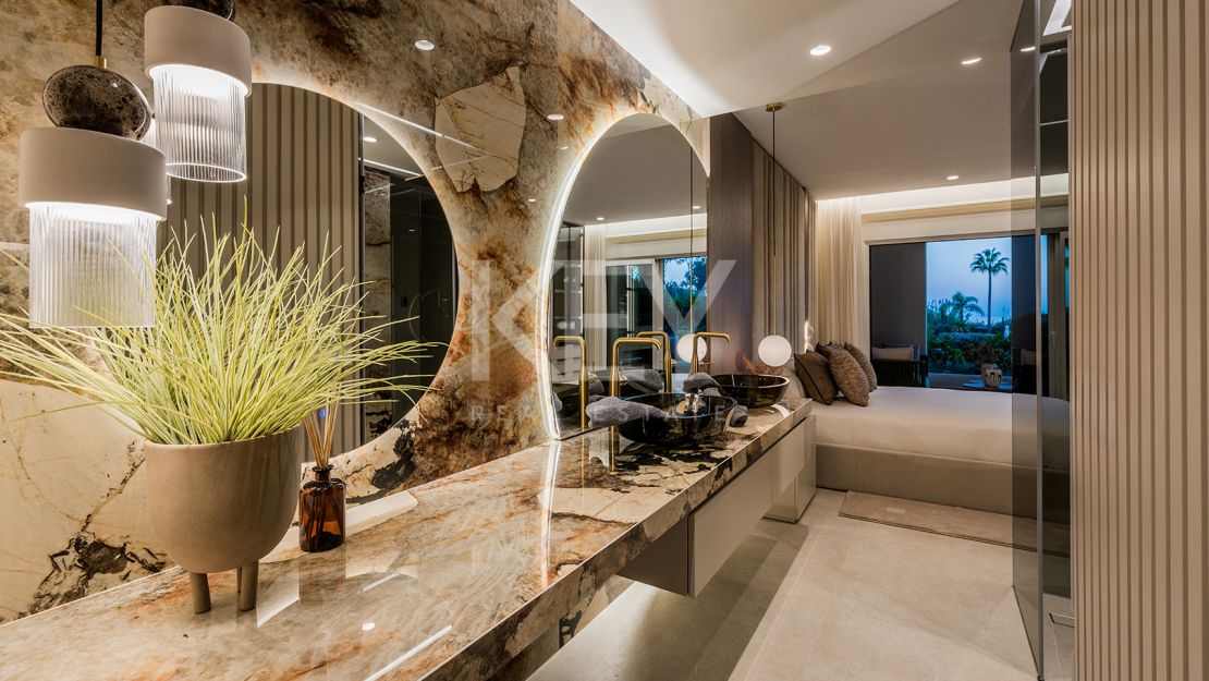 Apartamento junto a la playa con terraza privada y vistas al mar en Estepona