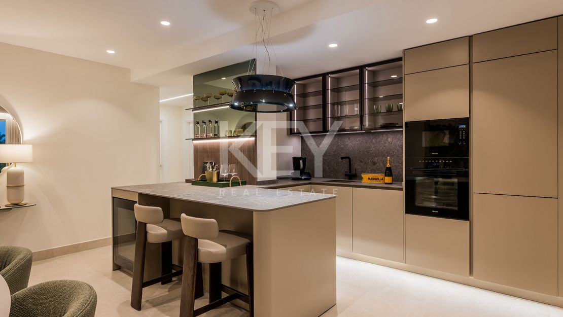 Apartamento junto a la playa con terraza privada y vistas al mar en Estepona