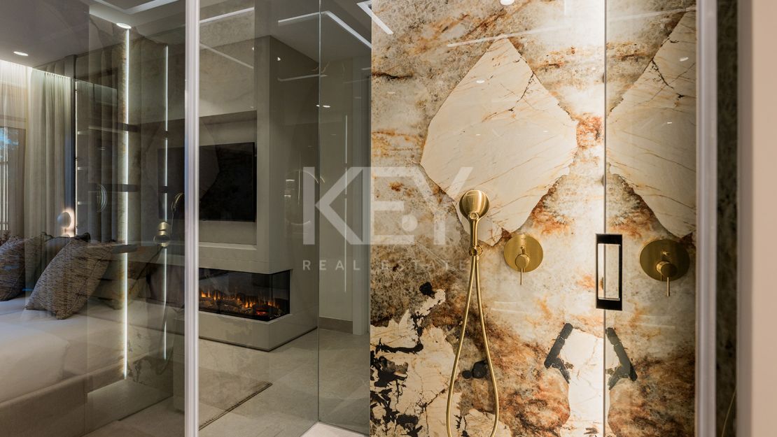 Apartamento junto a la playa con terraza privada y vistas al mar en Estepona