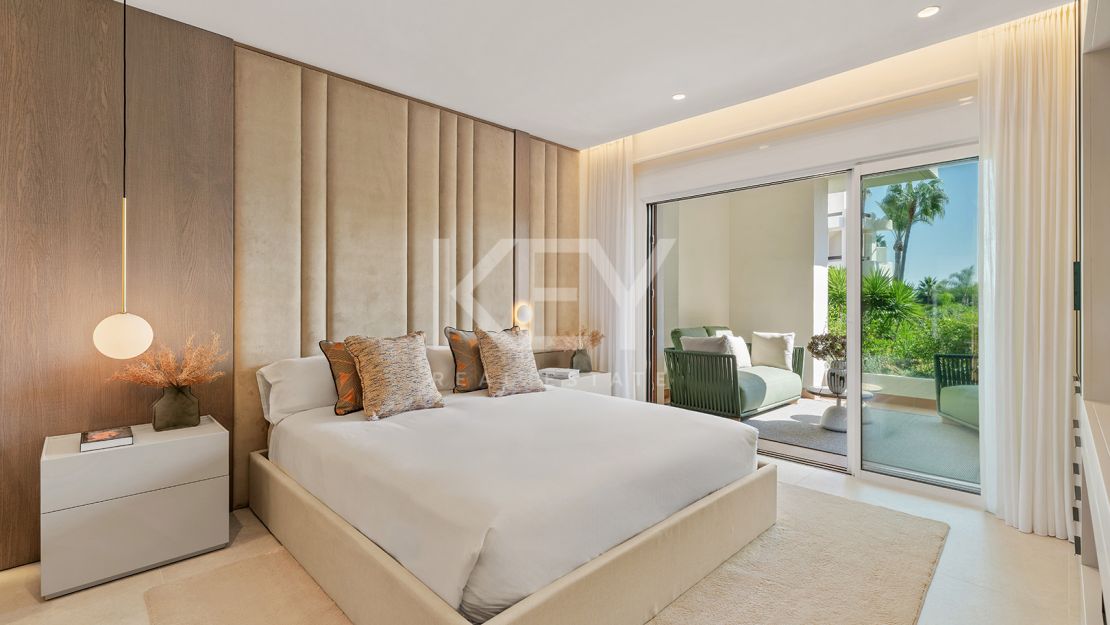 Apartamento junto a la playa con terraza privada y vistas al mar en Estepona