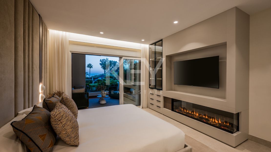 Apartamento junto a la playa con terraza privada y vistas al mar en Estepona