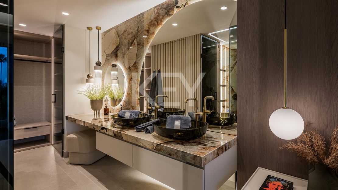 Apartamento junto a la playa con terraza privada y vistas al mar en Estepona