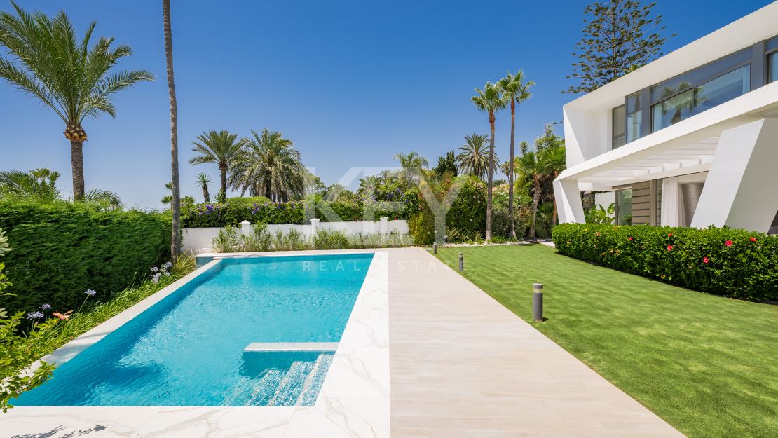 Modern beachfront villa with panoramic sea views in Los Monteros Playa