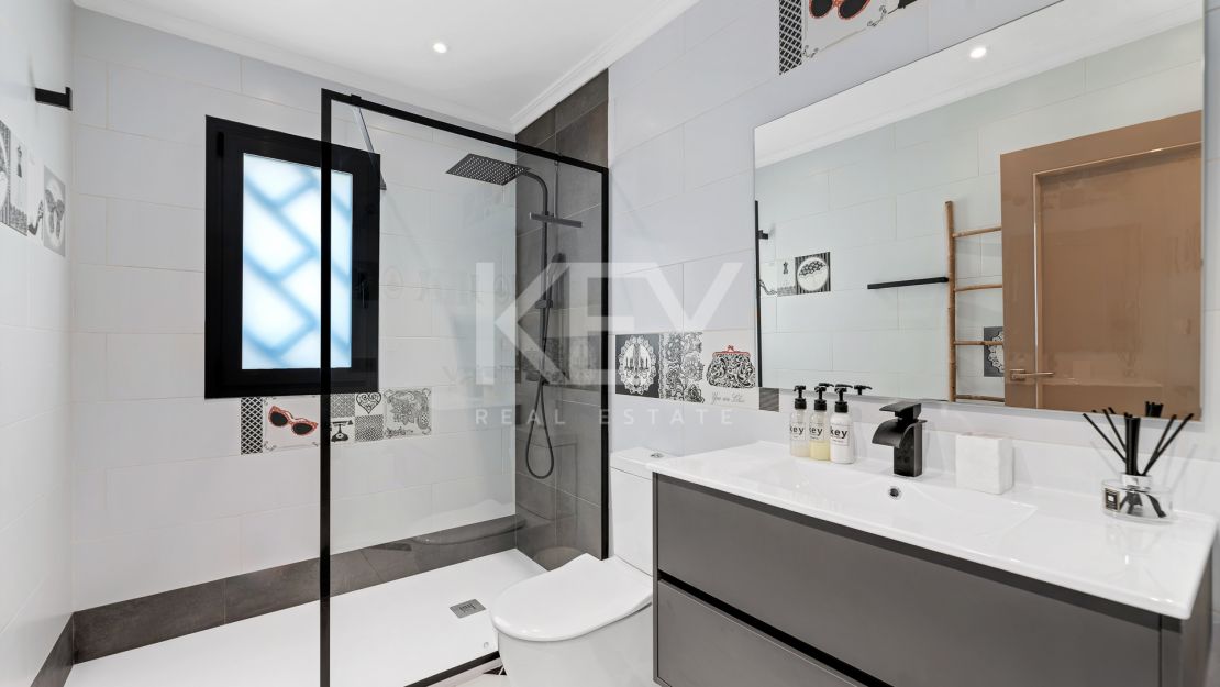 Villa Banús: una villa moderna para alquileres vacacionales en Puerto Banús, Marbella