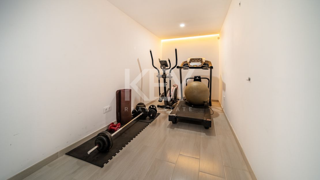 Villa Banús: una villa moderna para alquileres vacacionales en Puerto Banús, Marbella