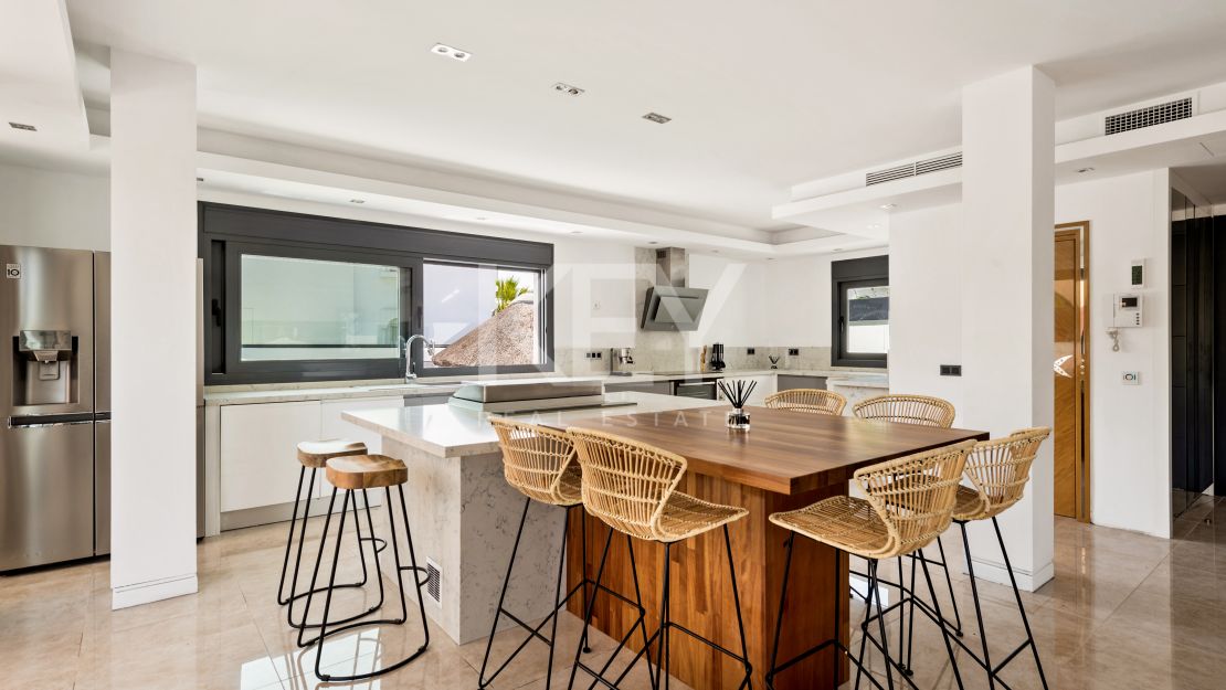 Villa Banús: una villa moderna para alquileres vacacionales en Puerto Banús, Marbella