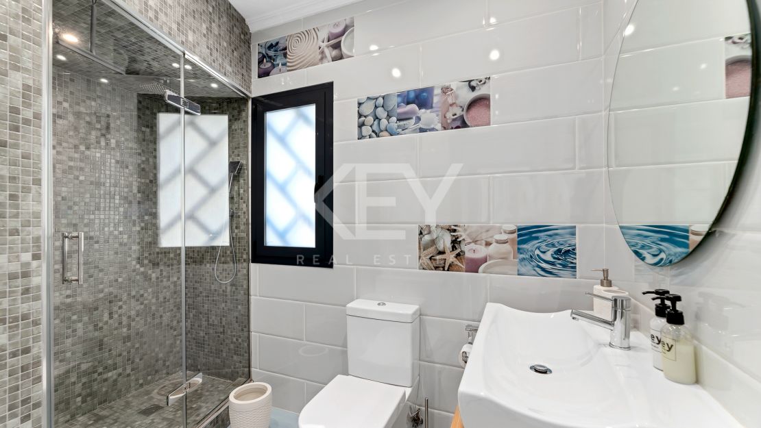 Villa Banús: una villa moderna para alquileres vacacionales en Puerto Banús, Marbella